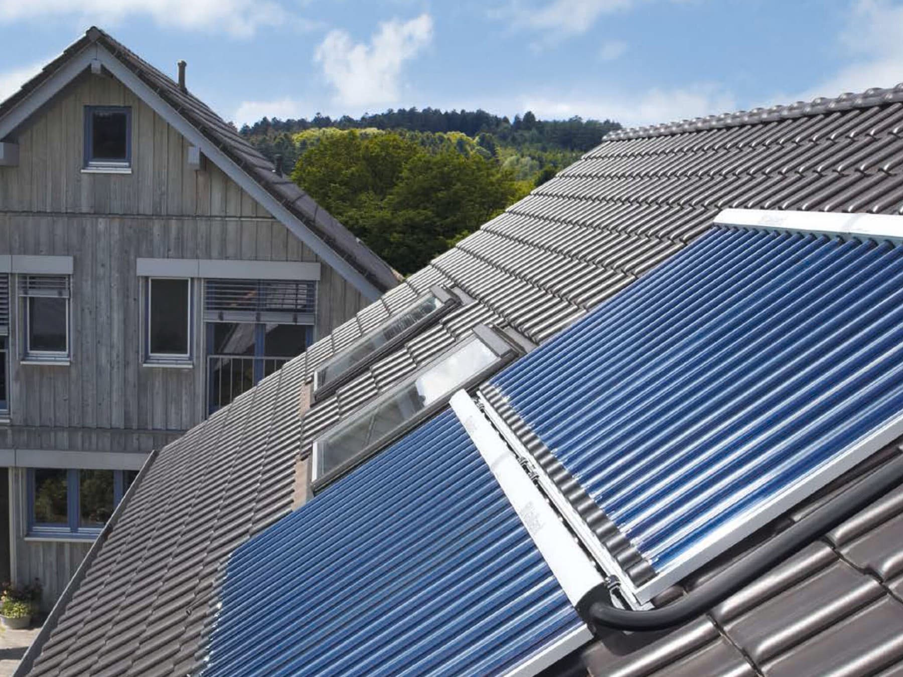 Çatıda bulunan bir Vaillant güneş enerjisi kolektörü