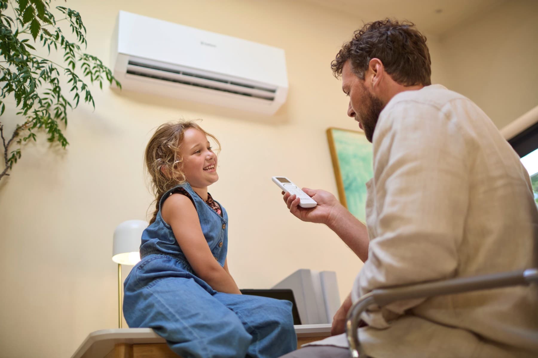 Oturma odasında duvara monte edilmiş Vaillant climaVAIR multi klima ünitesi