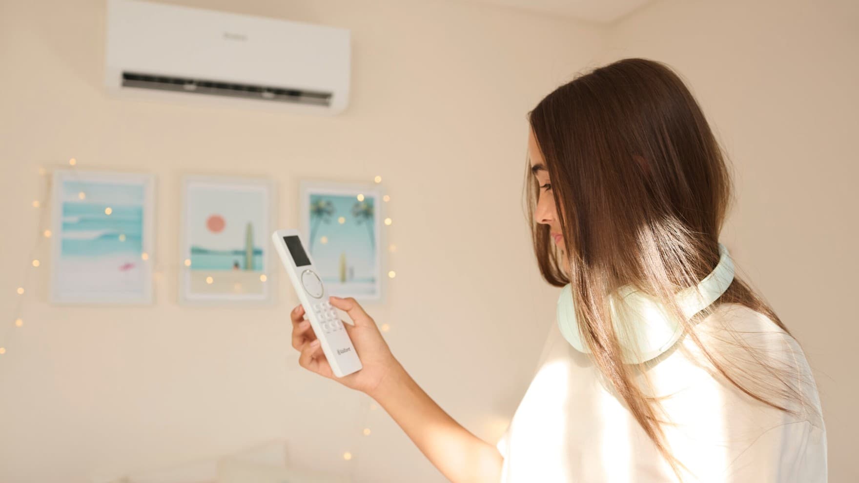 Genç odasında tavanın hemen altındaki duvara monte edilmiş climaVAIR plus klima