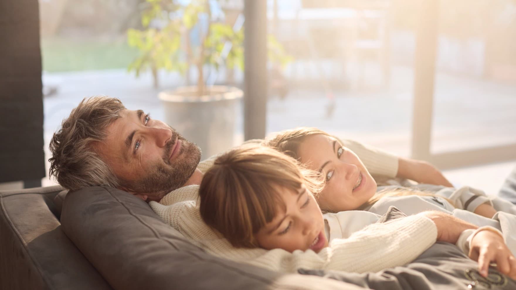 Kanepede uzanmış bir aile