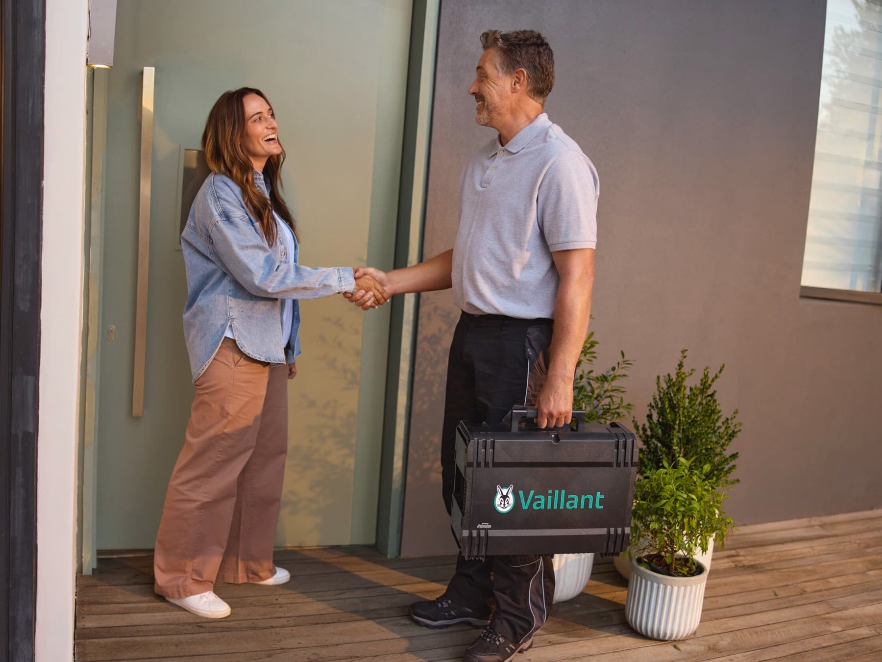Vaillant uzmanı, kapıda bir kadını karşılıyor.