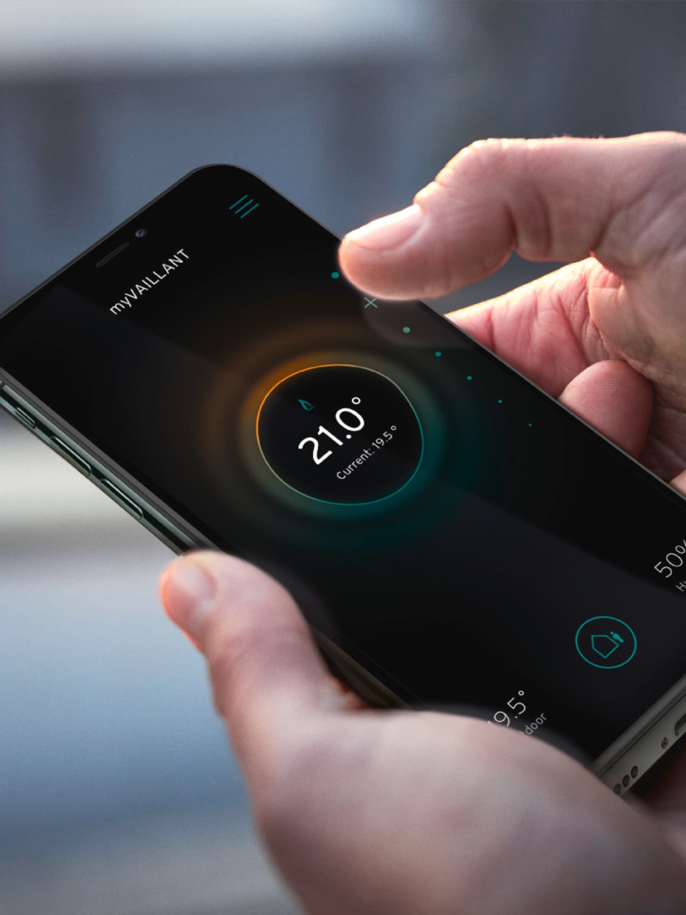 Akıllı telefonu elinde tutan