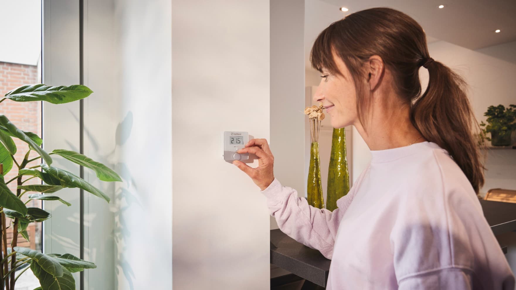 Vaillant sensoROOM termostatını kullanan kadın