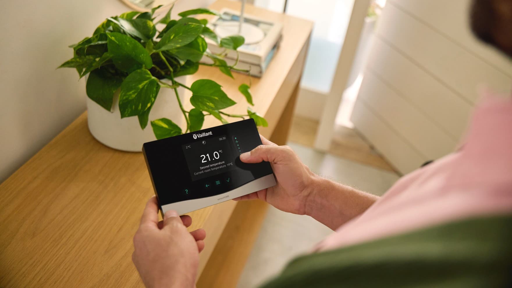 Elinde bir Vaillant kontrol ünitesi tutan adam