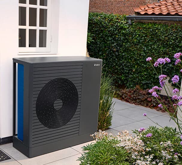 Pencerenin altına monte edilmiş aroTHERM pro hava-su ısı pompası