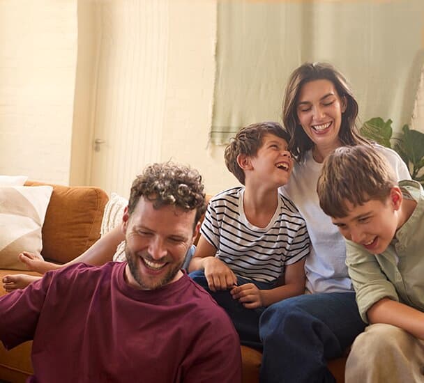 Oturma odasındaki kanepede oturan bir aile