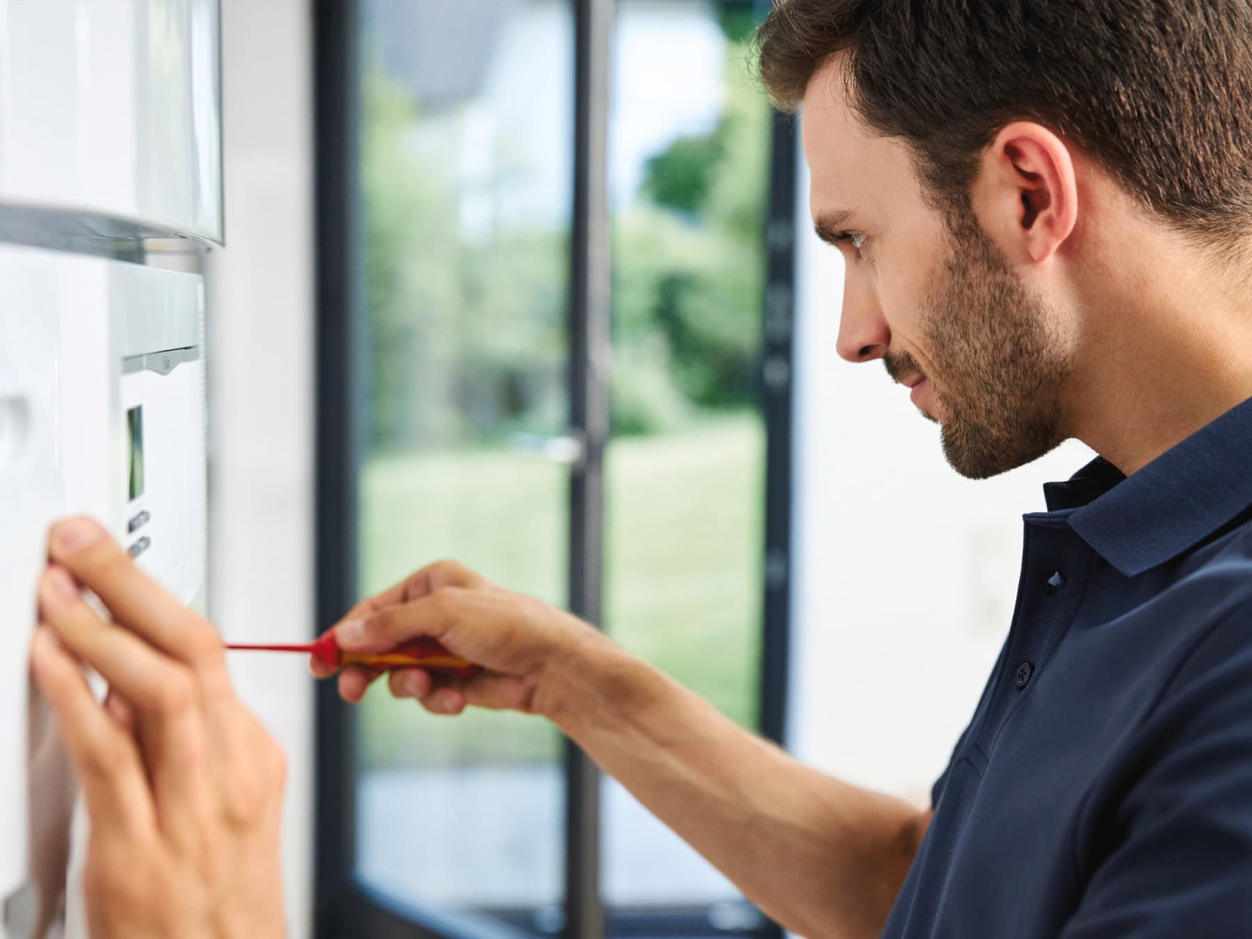 vaillant yetkili servisi kombi üzerinde bakım yapıyor