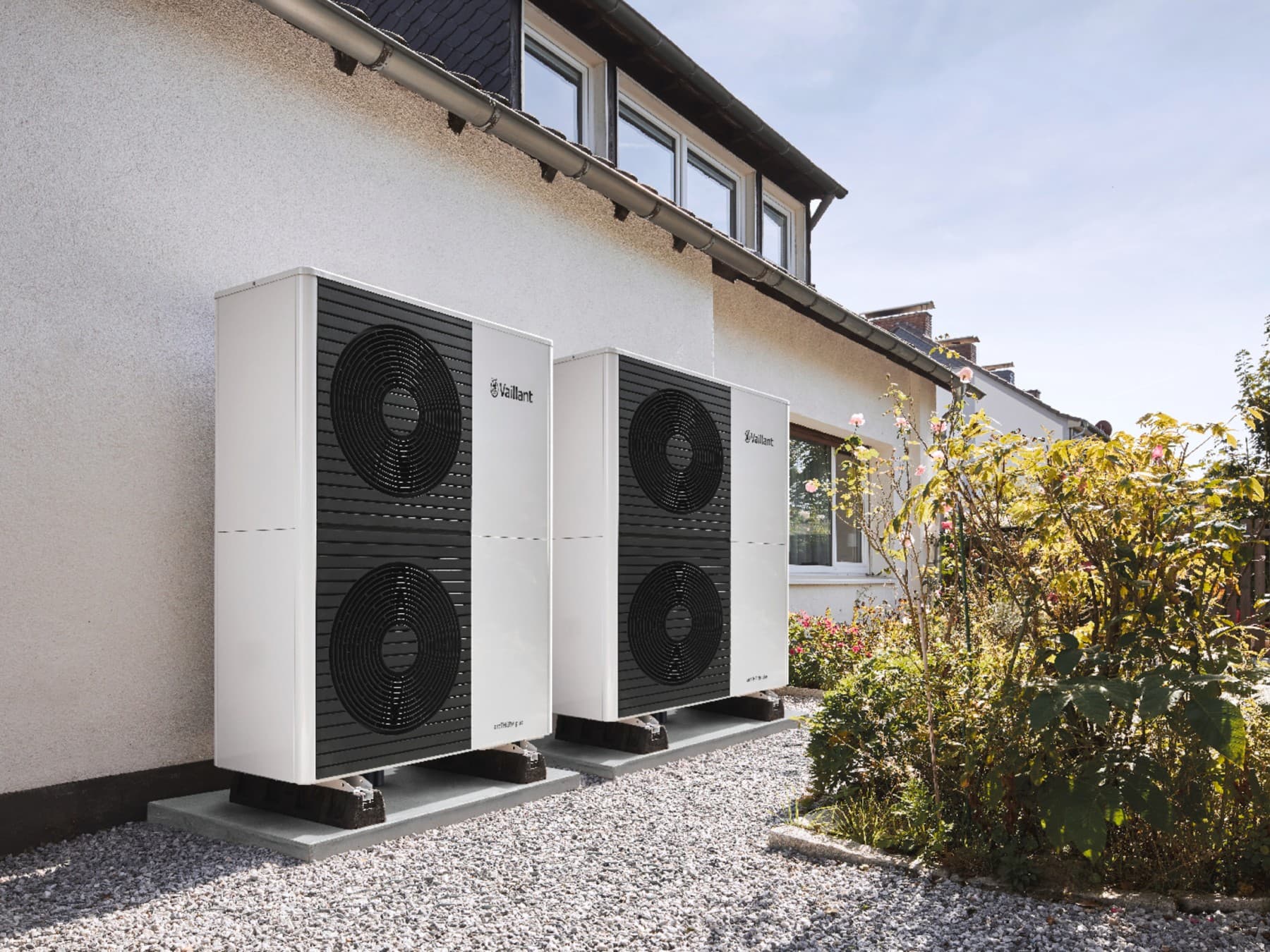 Modern bir binanın önündeki Vaillant ısı pompaları