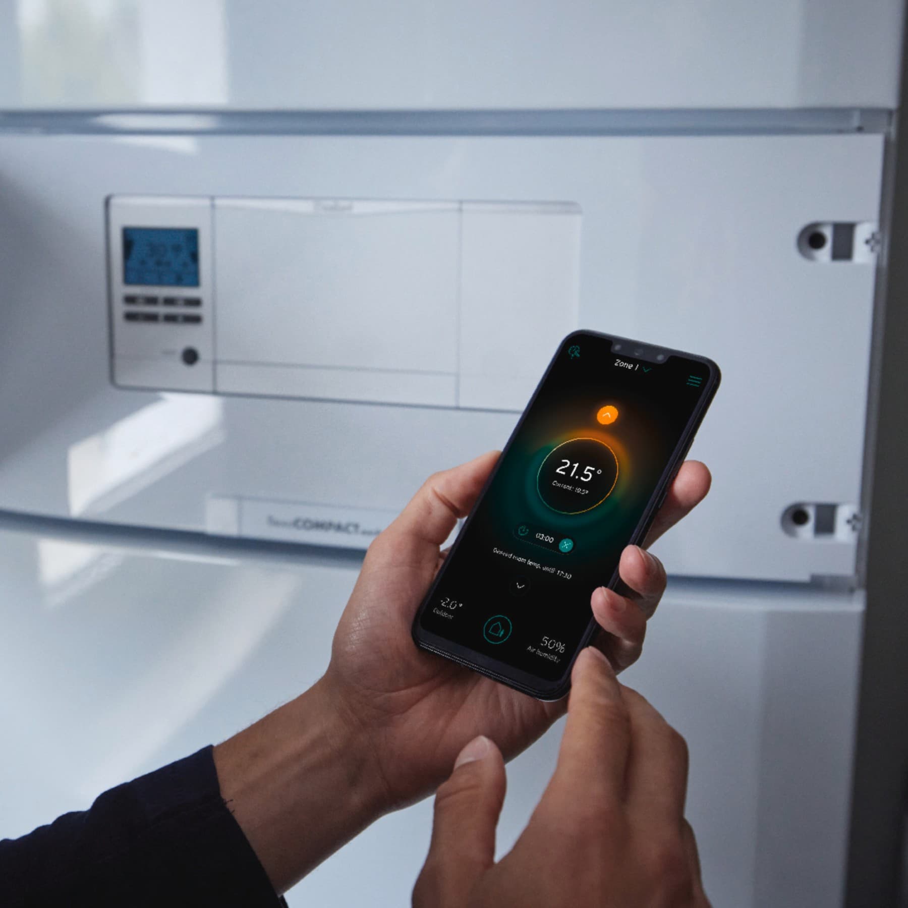 Vaillant kumandasını kullanan adam