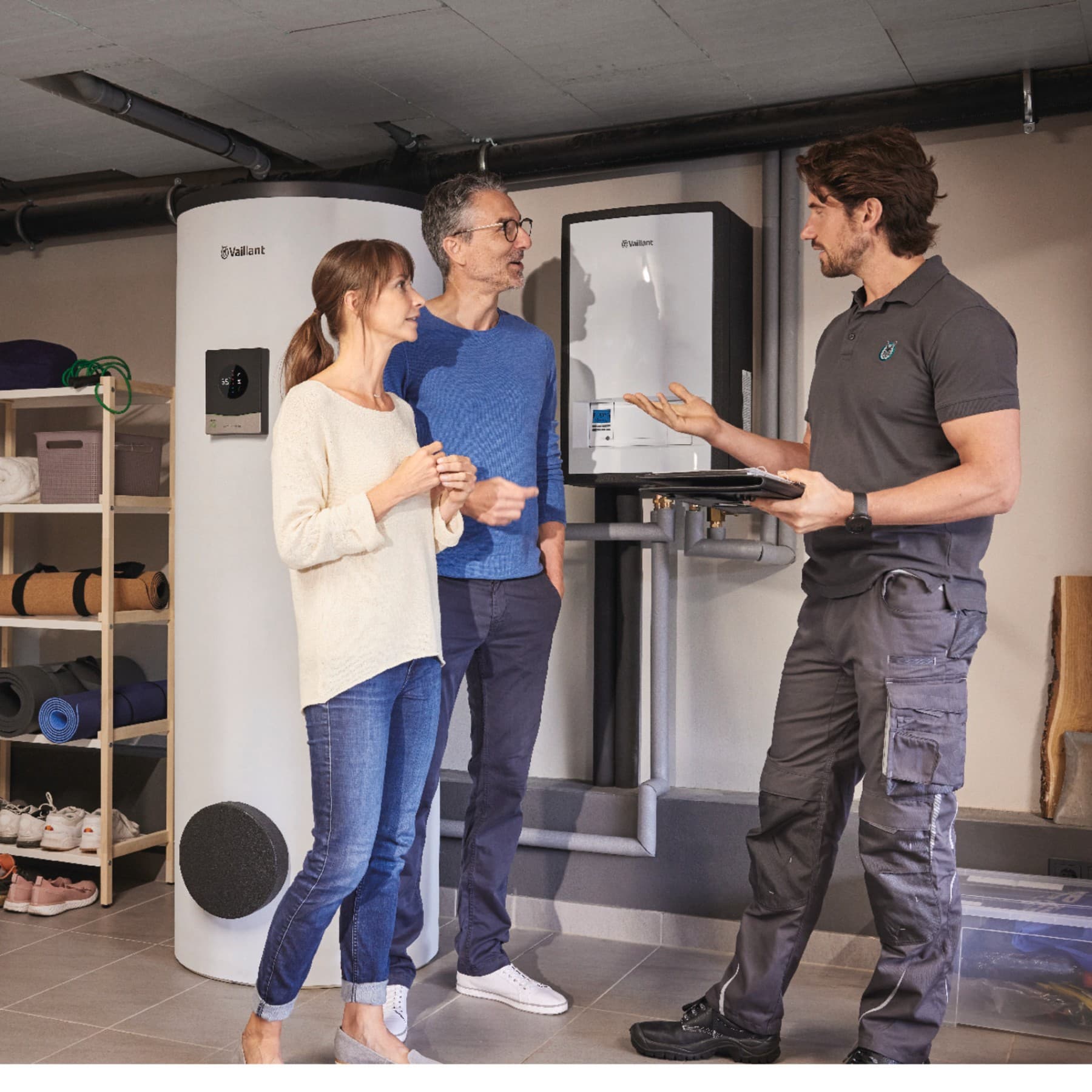 Vaillant servis uzmanıyla ürünün başında konuşan çift
