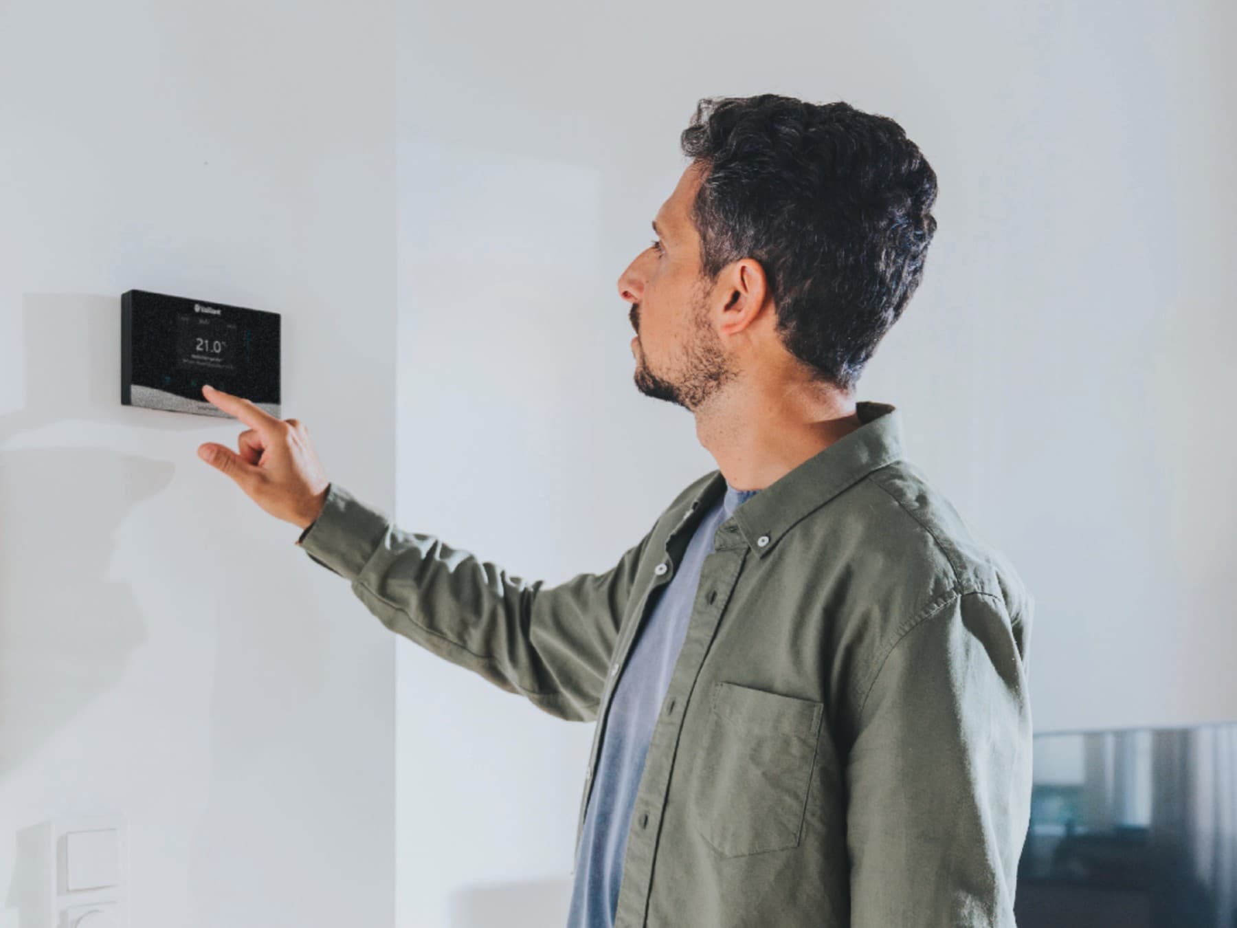 Kullanıcı, sensoCOMFORT ısıtma kontrol sistemini kullanıyor