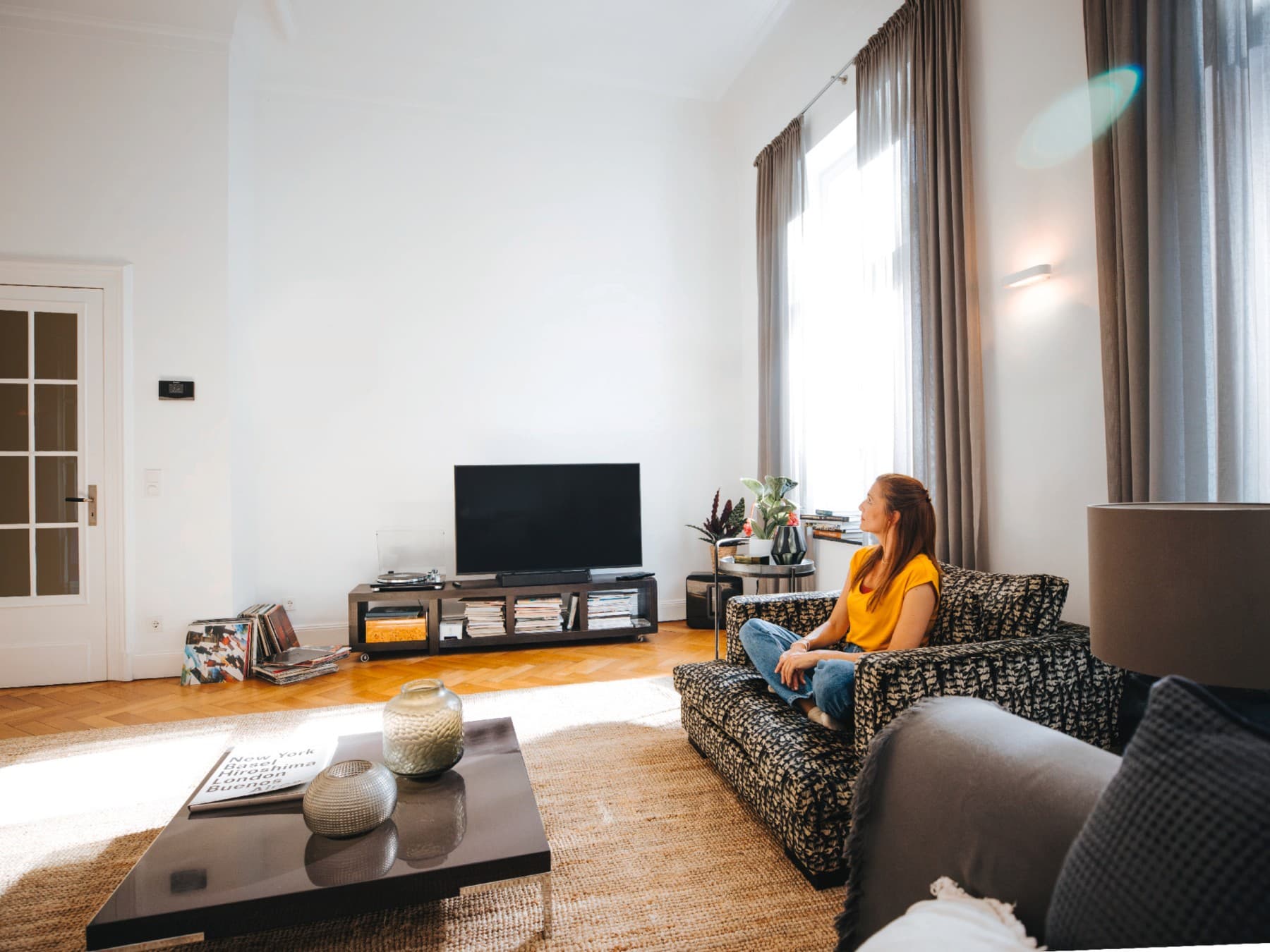 Kanepesinde oturan kadın, ideal sıcaklıkta huzur ve sükûnetin tadını çıkarıyor