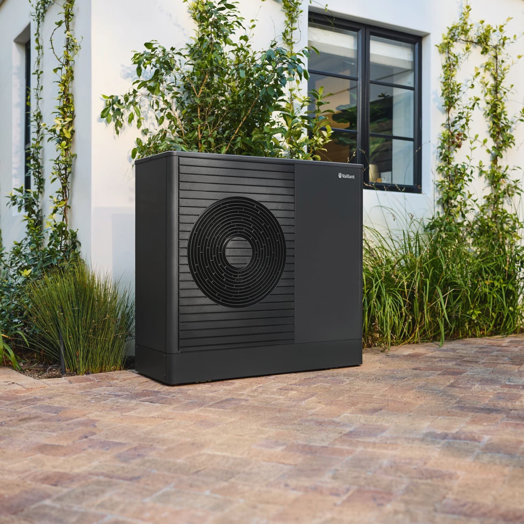 Bir evin önünde duran Vaillant aroTHERM plus ısı pompası