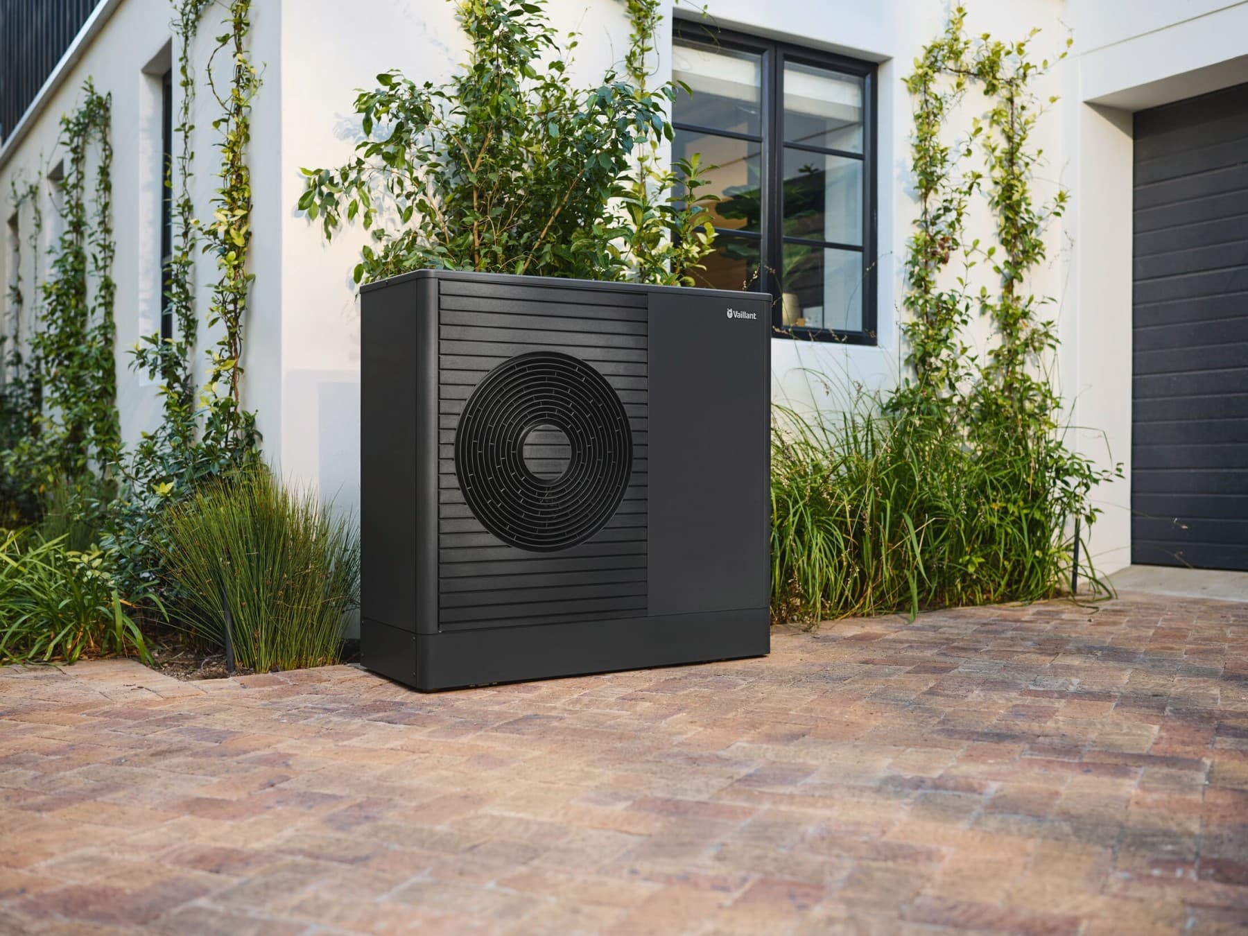 Bir evin önünde duran Vaillant aroTHERM plus ısı pompası