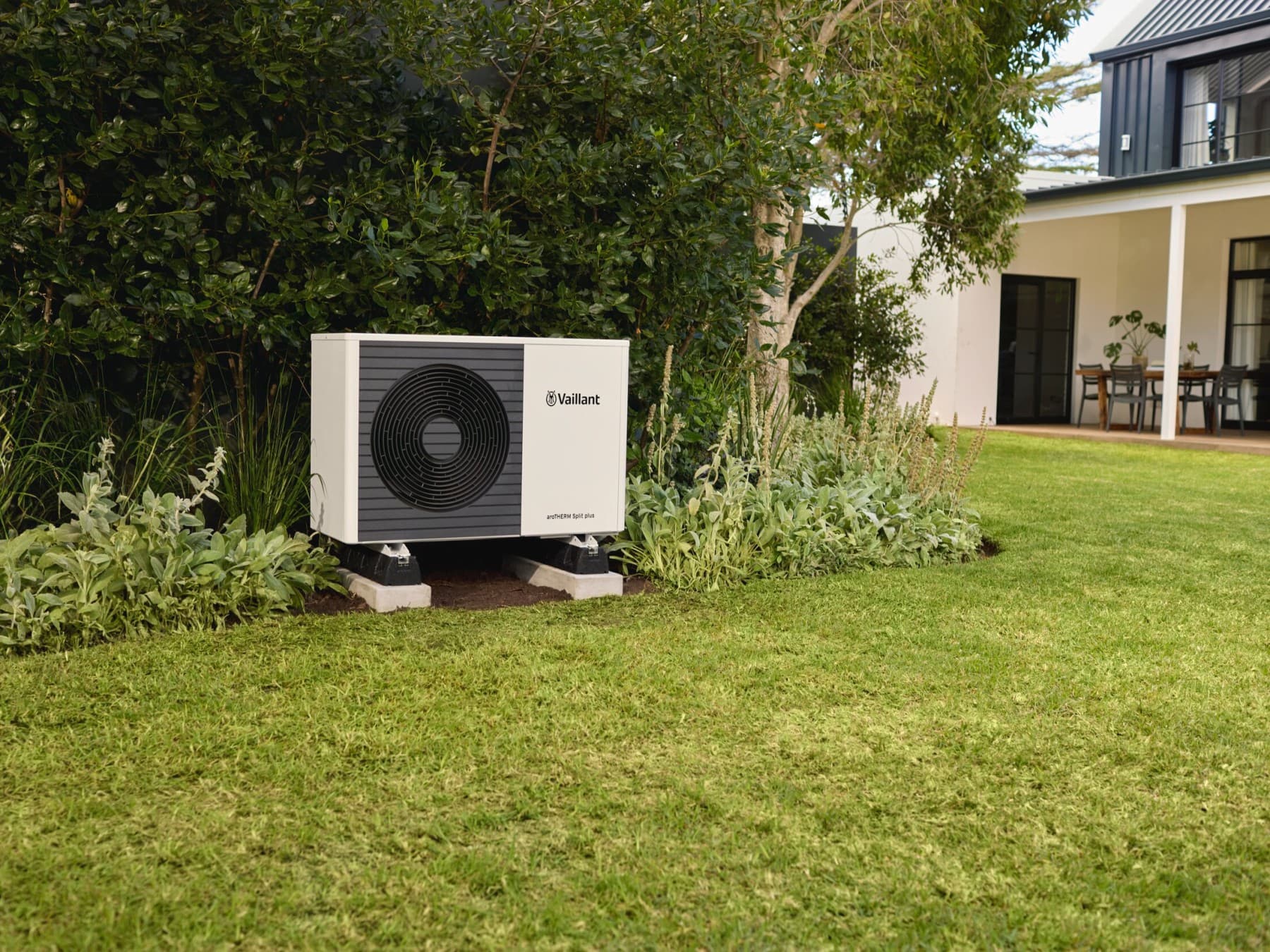 Bahçede kurulu vaillant aroTHERM Split plus hava kaynaklı ısı pompası