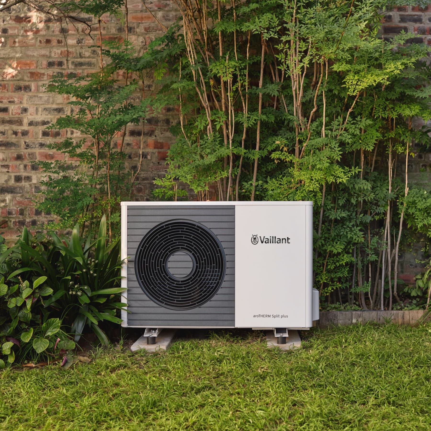 Bir evin önündeki aroTHERM Split plus
