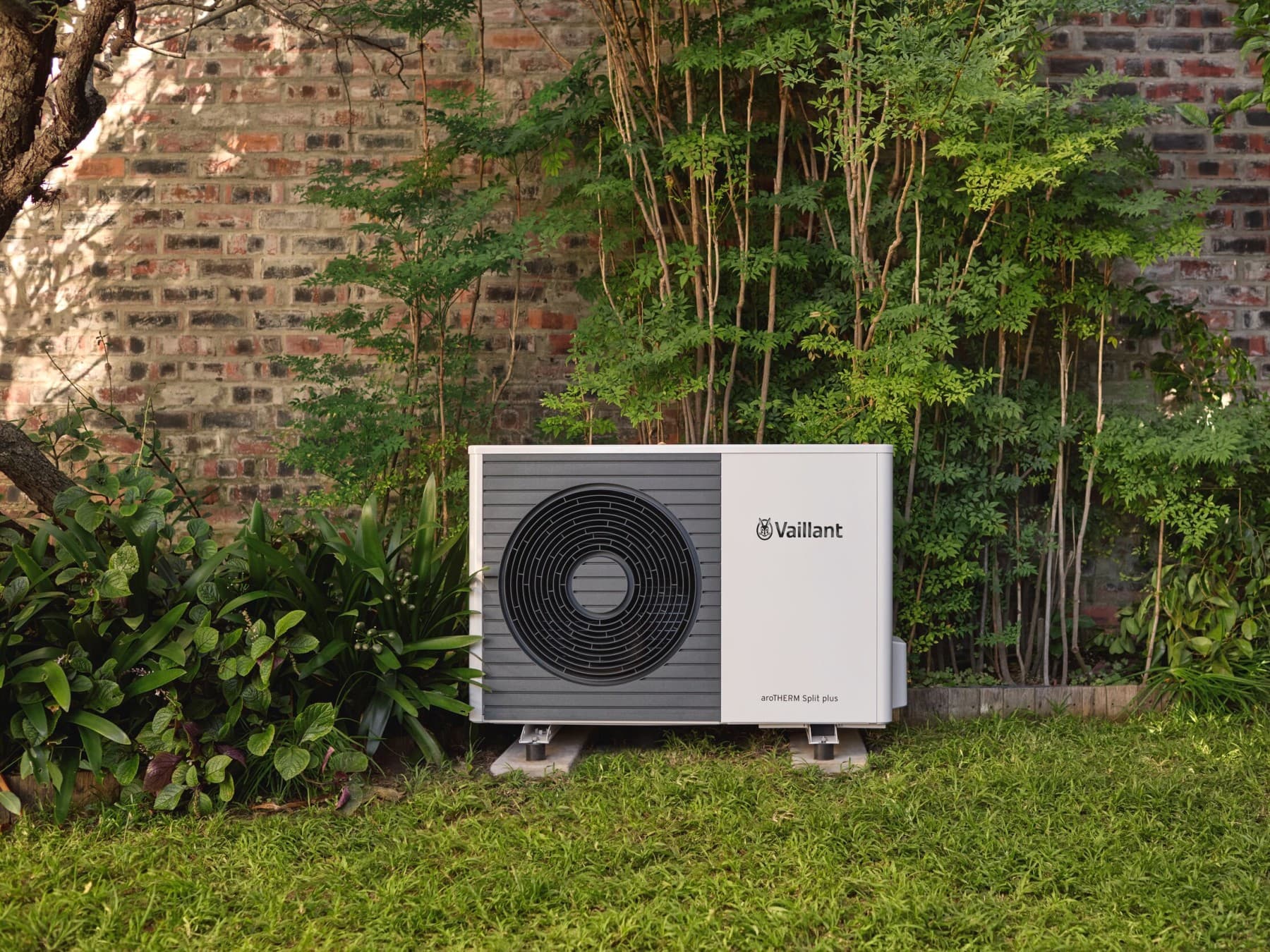 Bir evin önündeki aroTHERM Split plus