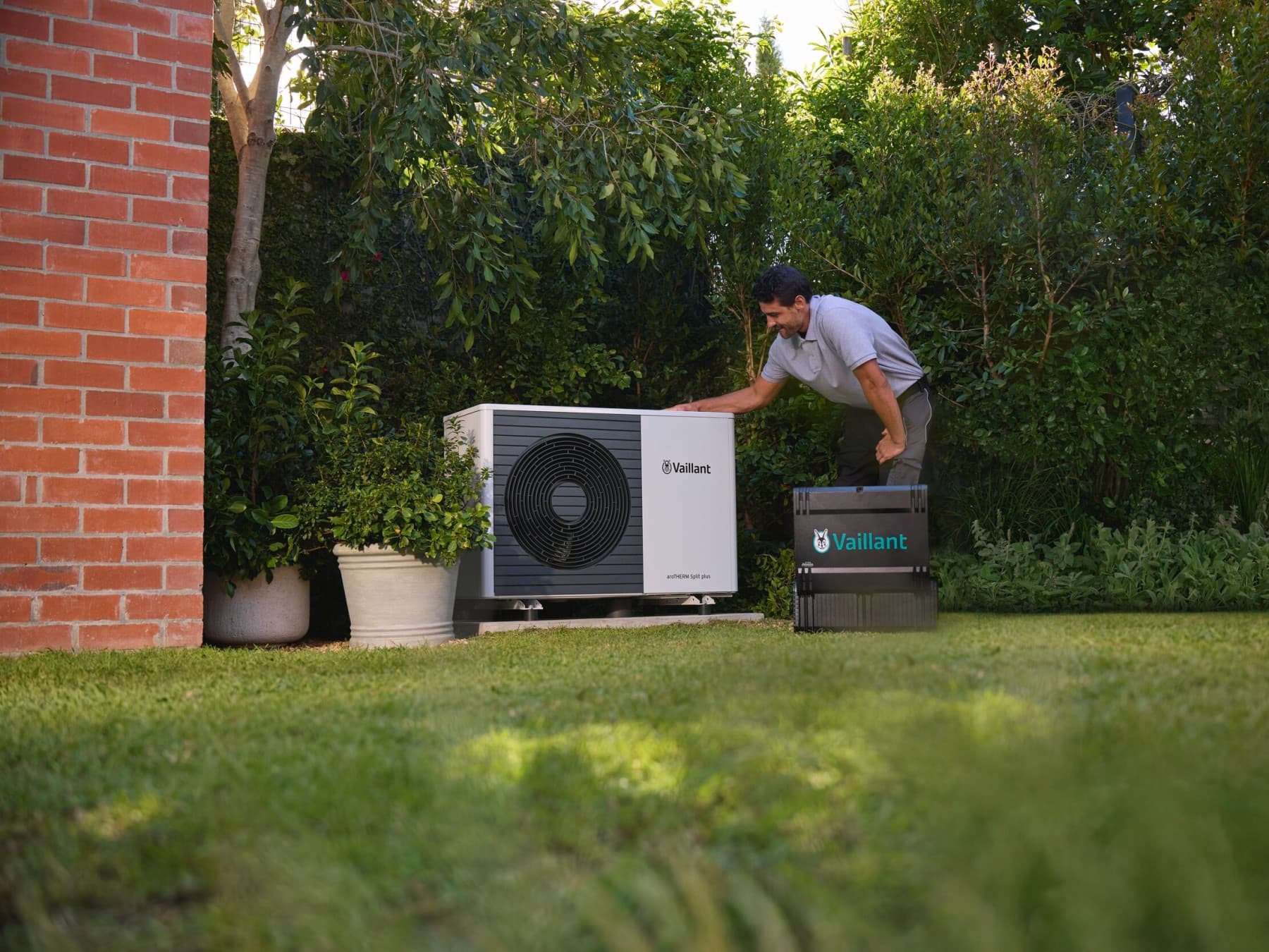 Bir Vaillant ısı pompasını kontrol eden montajcı
