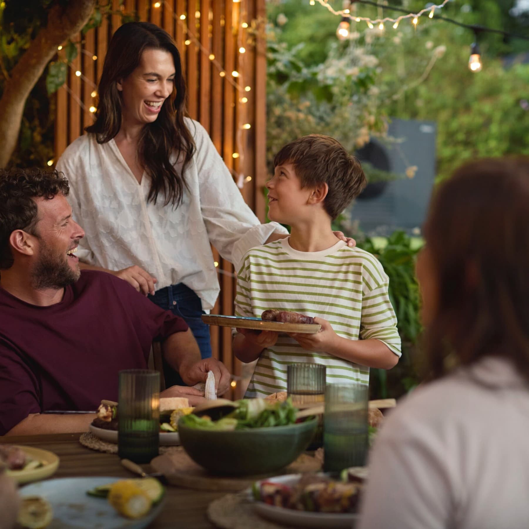 Bahçede aile yemeği