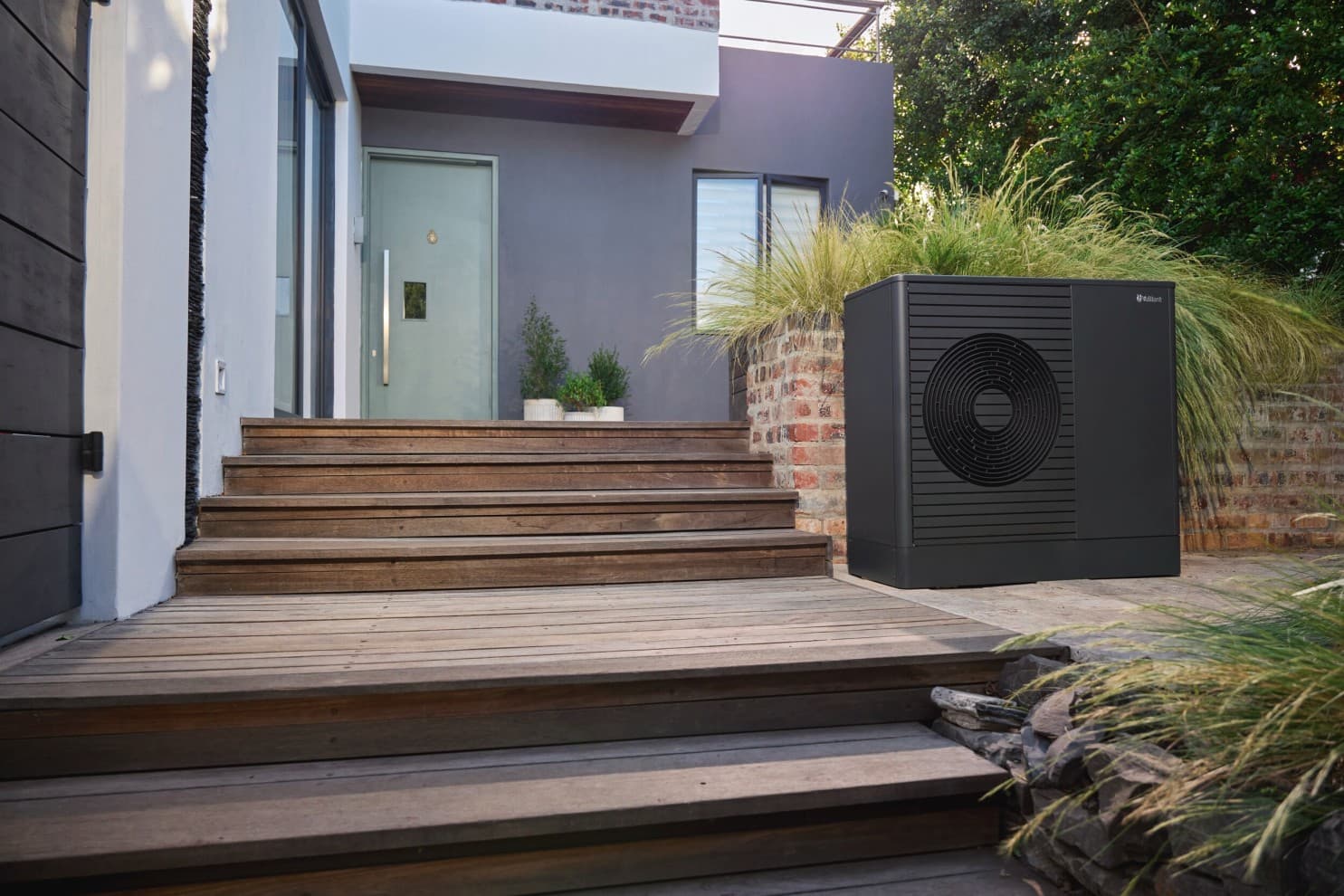 Yeni bir binanın önündeki aroTHERM plus hava-su ısı pompası