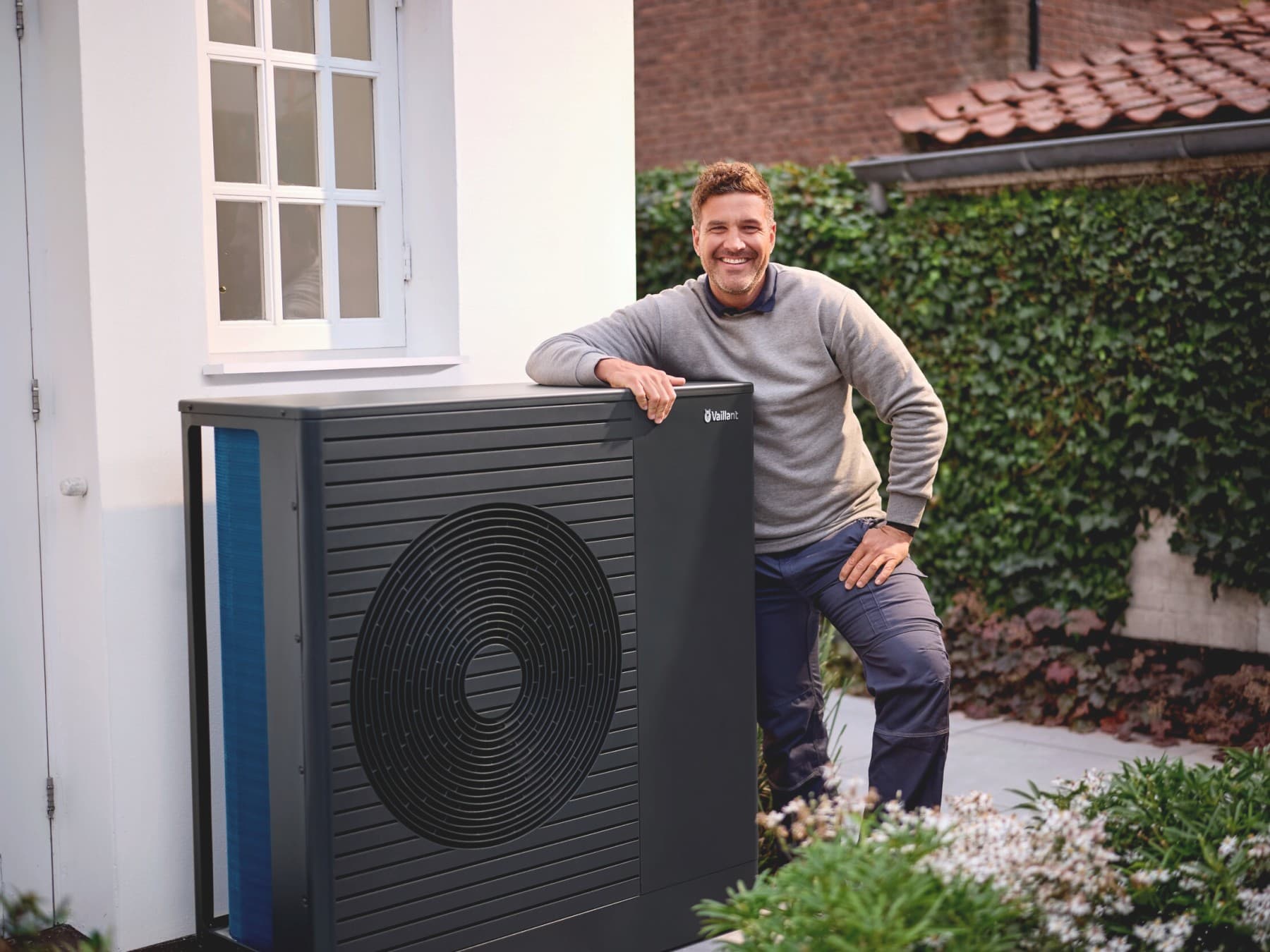 Vaillant monoblok ısı pompasına yaslanmış bir montajcı