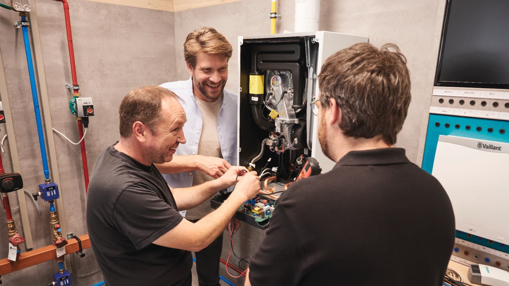 vaillant teknikerleri cihaz başında