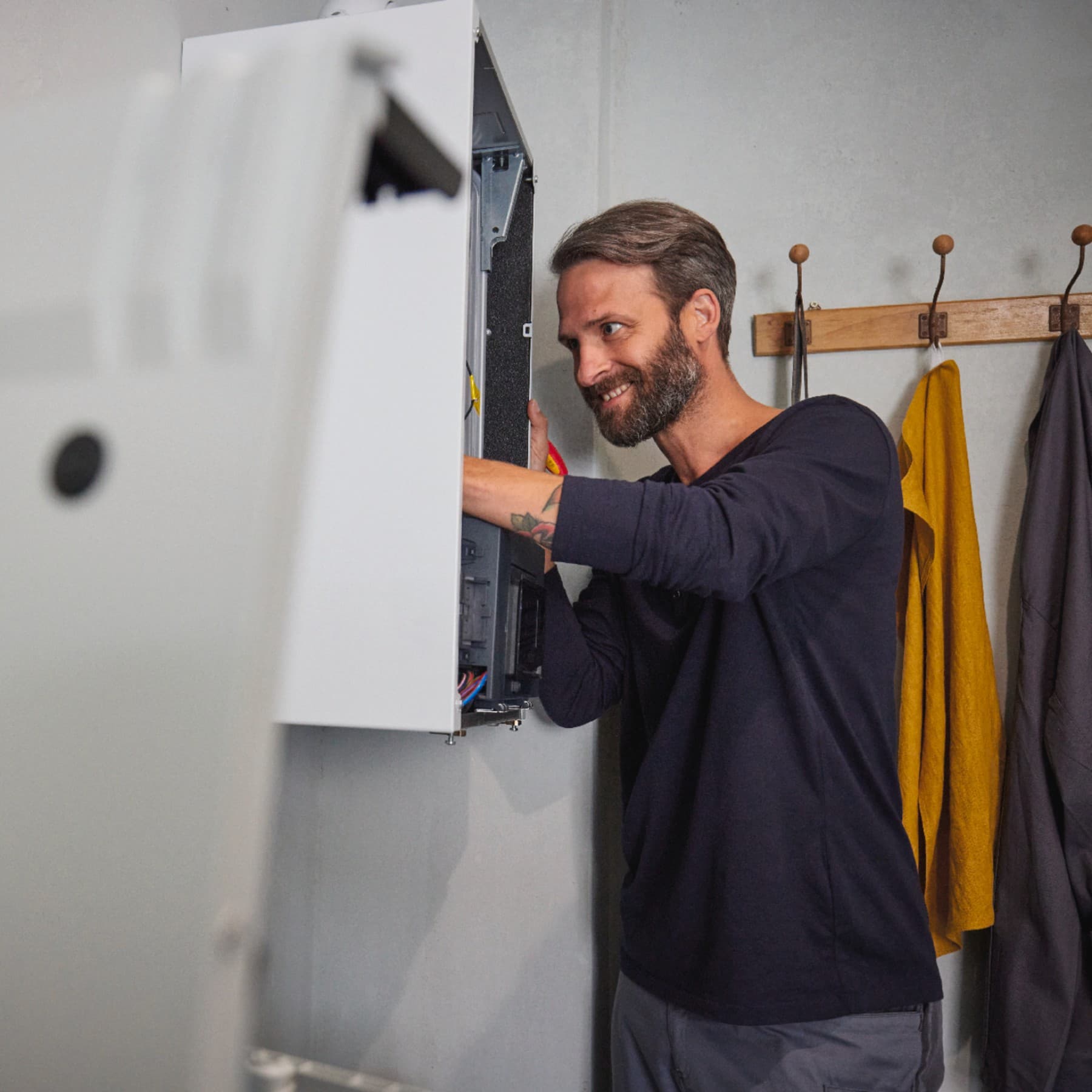 vaillant kombi için çalışan bir vailant teknikeri
