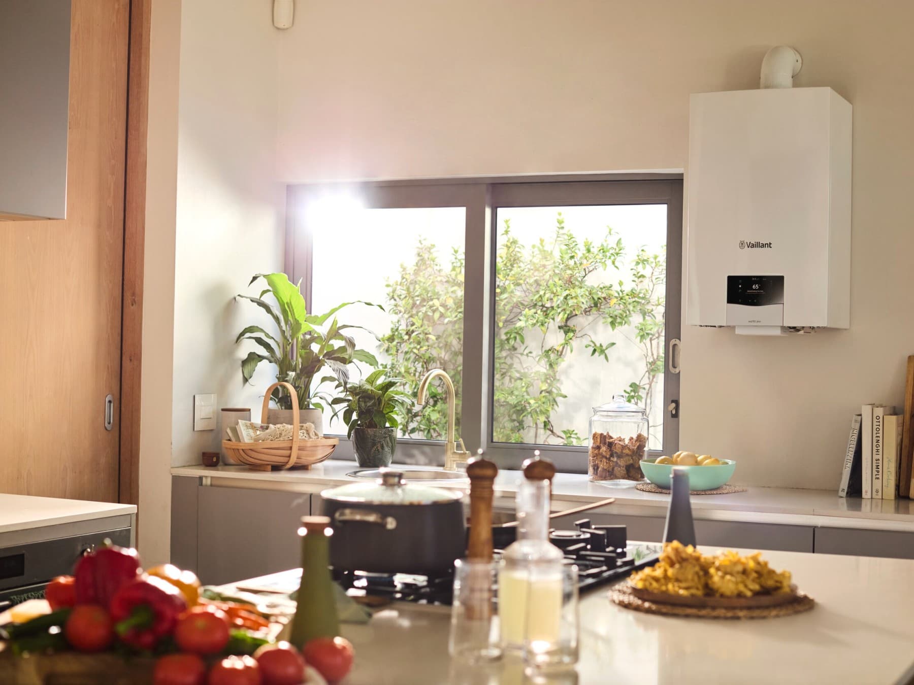 Mutfakta asılı duran Vaillant kombisi