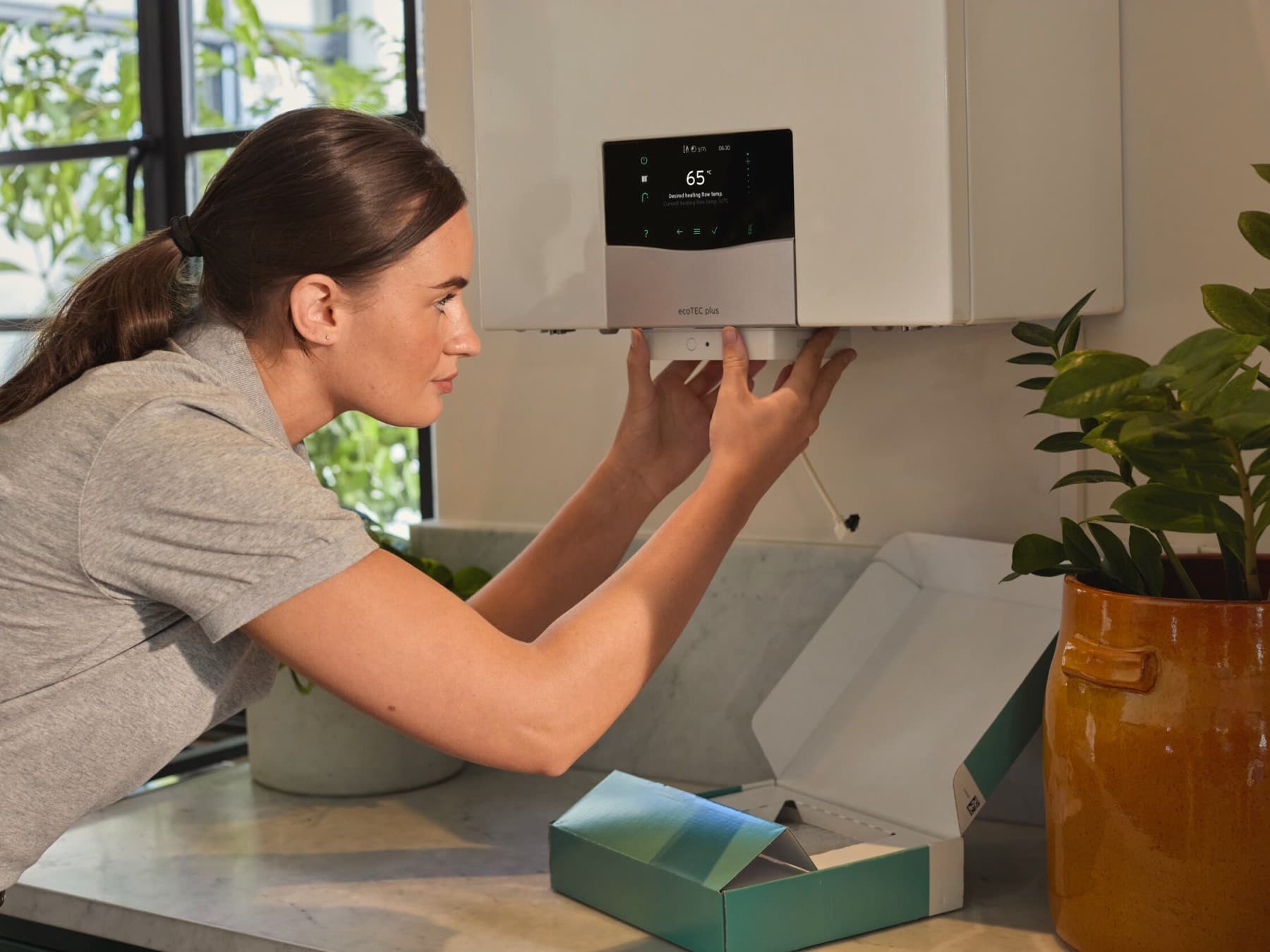 Bir vaillant kombi üzerinde çalışan tesisatçı