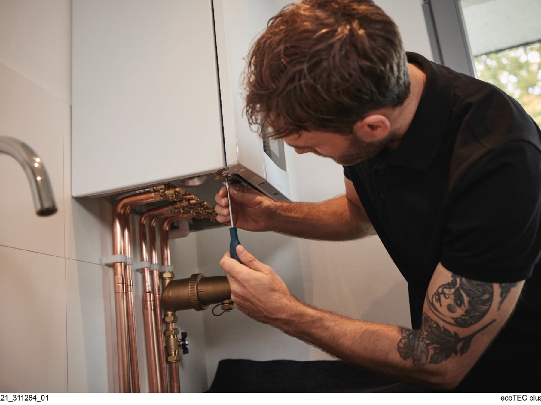 vaillant kombi üzerinde çalışan tesisatçı