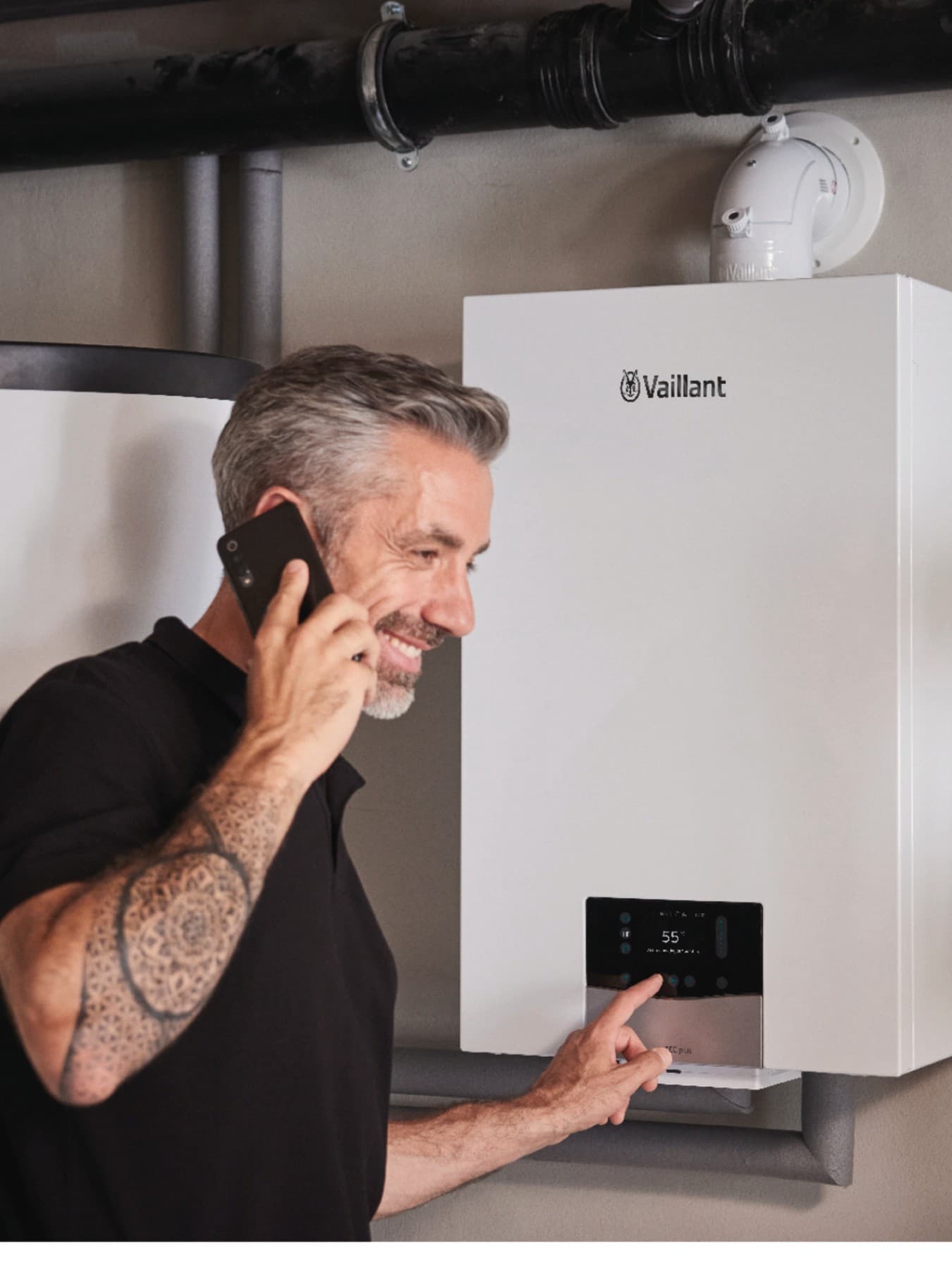 Vaillant yetkili servisi, bakım amacıyla kazan üzerinde çalışıyor.