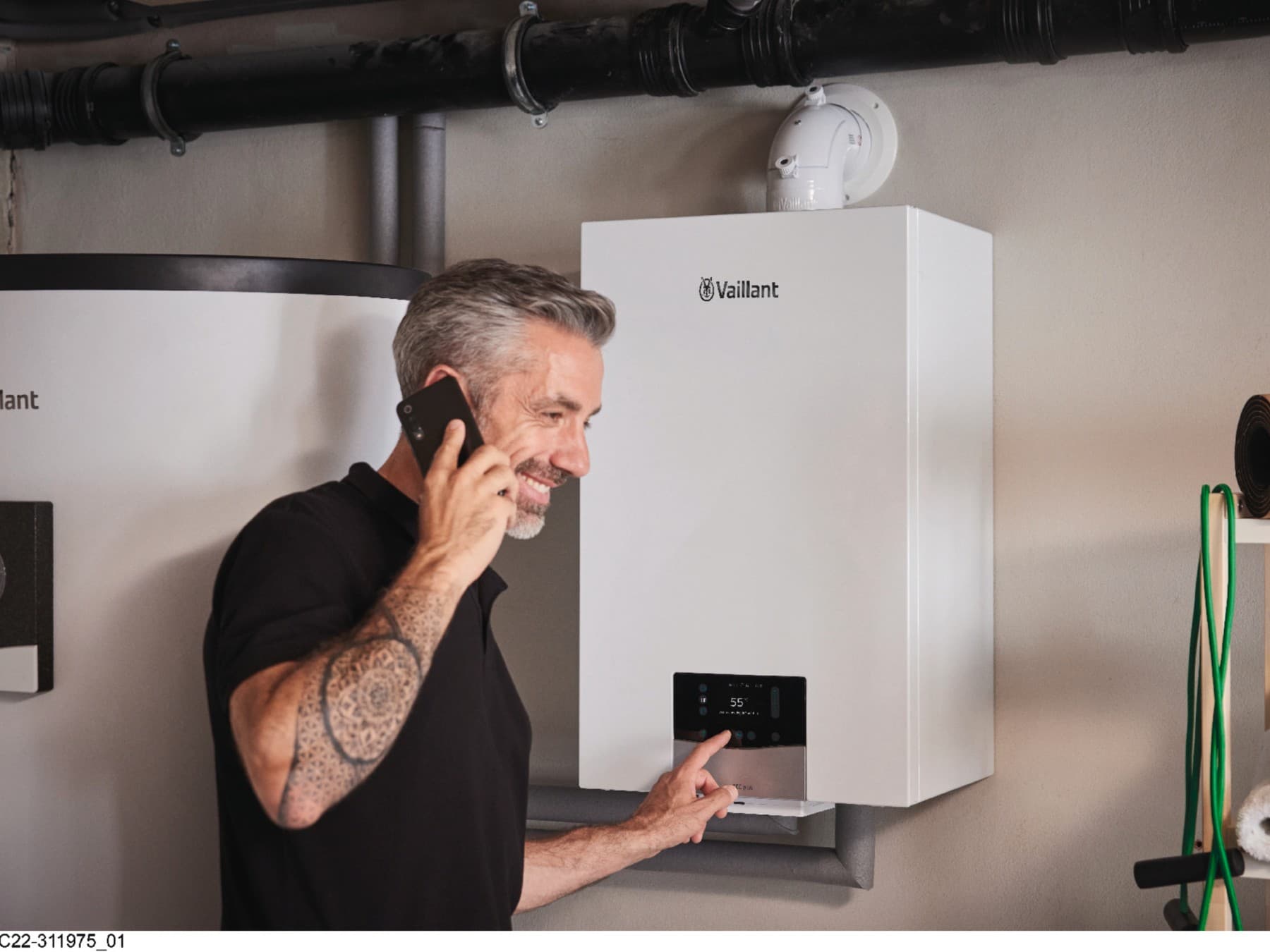 Vaillant yetkili servisi, bakım amacıyla kazan üzerinde çalışıyor.